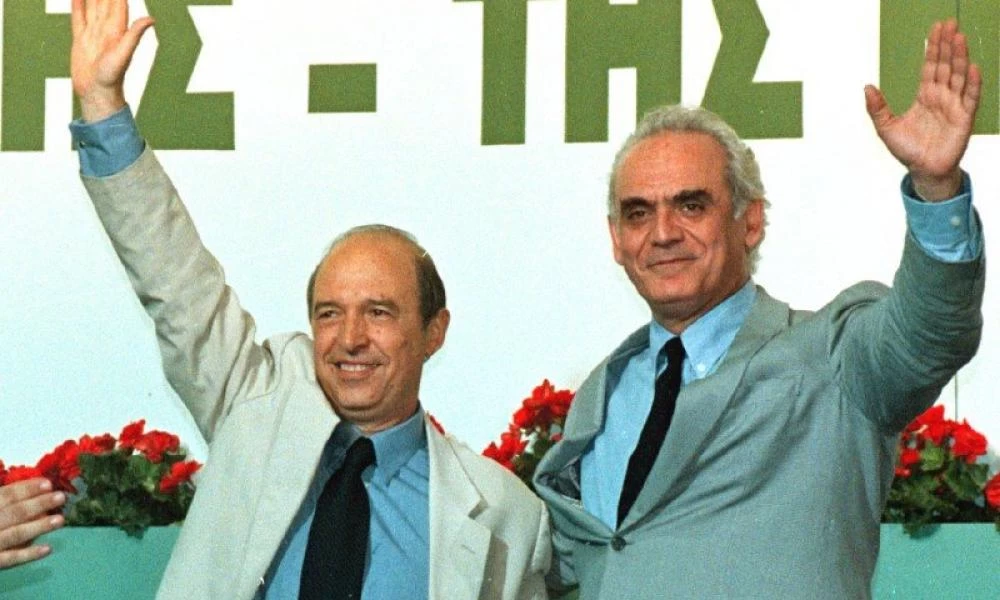 Ο Κώστας Σημίτης "αποχαιρετά" τον Άκη Τσοχατζόπουλο